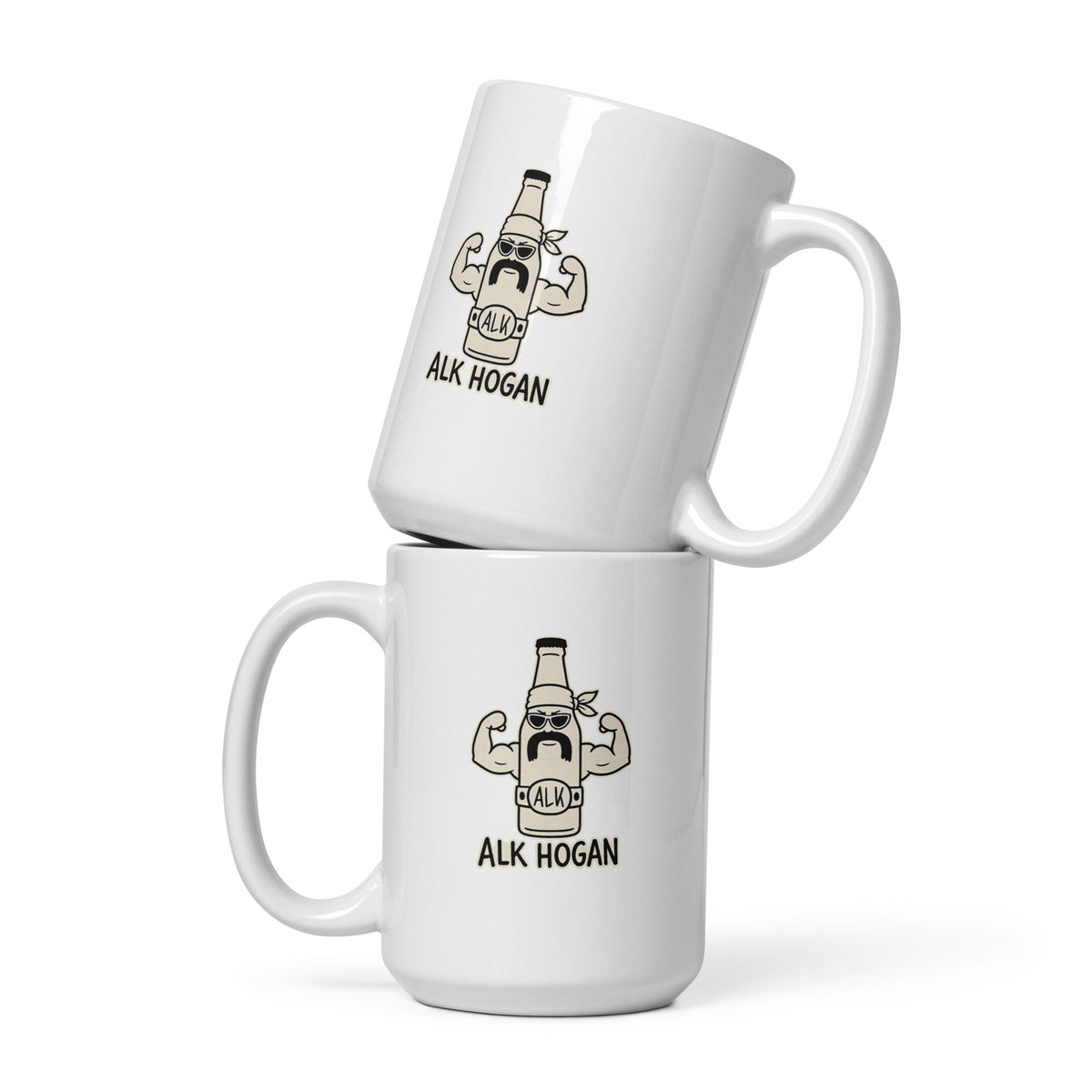 Weiße Keramiktasse mit lustigem Cartoon einer muskulösen Bierflasche mit Sonnenbrille, Bandana und Schnurrbart sowie dem Schriftzug „ALK HOGAN“.