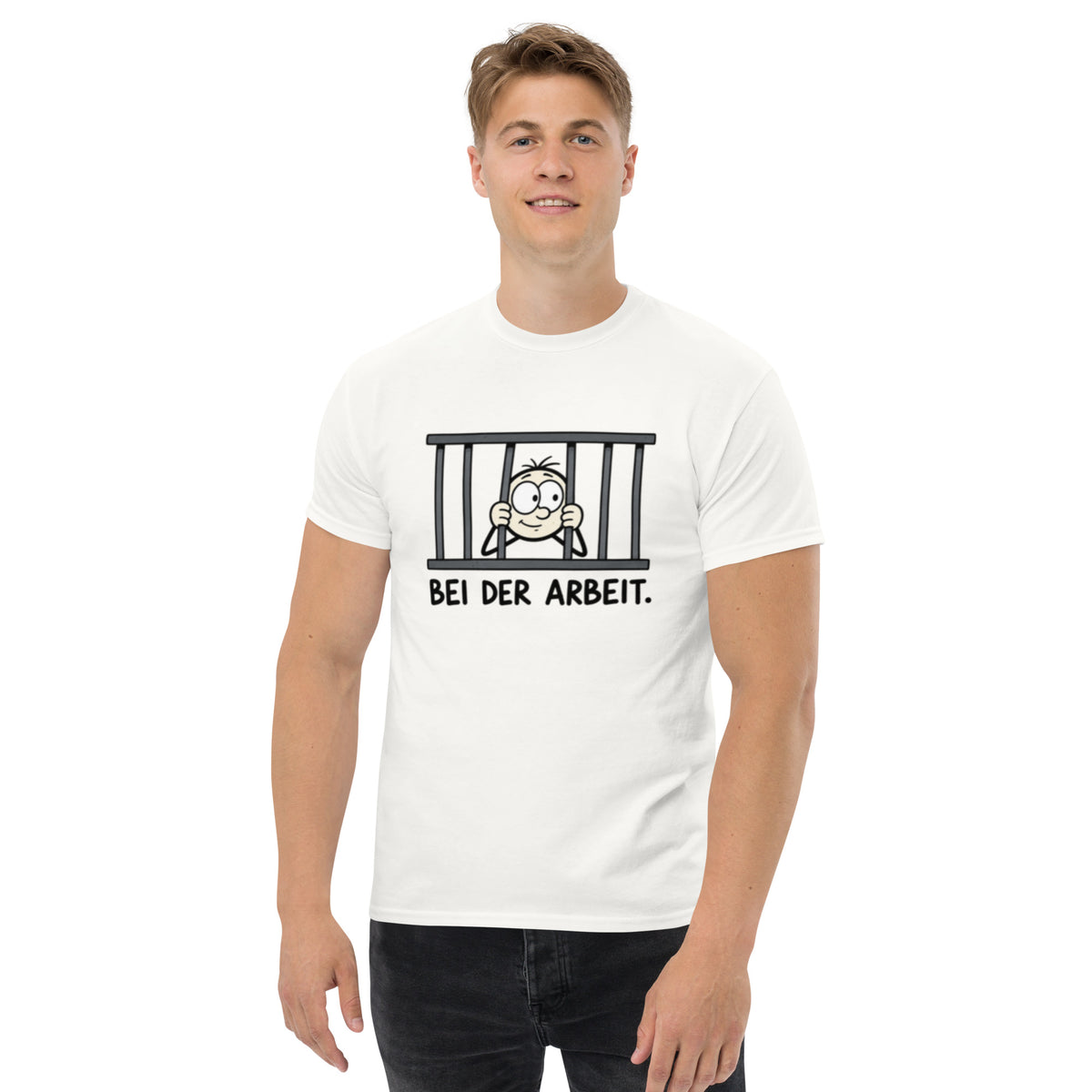 Lustiges Bei der Arbeit T-Shirt mit Cartoon Motiv hinter Gitterstäben