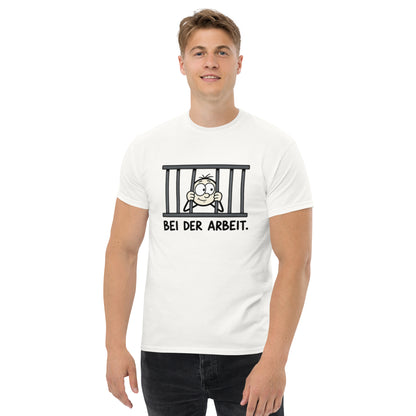 Lustiges Bei der Arbeit T-Shirt mit Cartoon Motiv hinter Gitterstäben