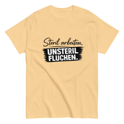 Steril arbeiten, unsteril fluchen, Pflegehumor - Lustiges Unisex T-Shirt - SprücheKüche - Druckfrisch & frech