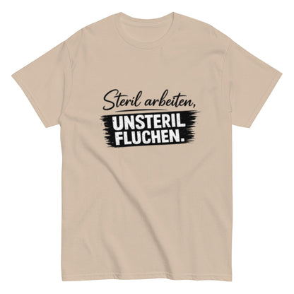 Steril arbeiten, unsteril fluchen, Pflegehumor - Lustiges Unisex T-Shirt - SprücheKüche - Druckfrisch & frech