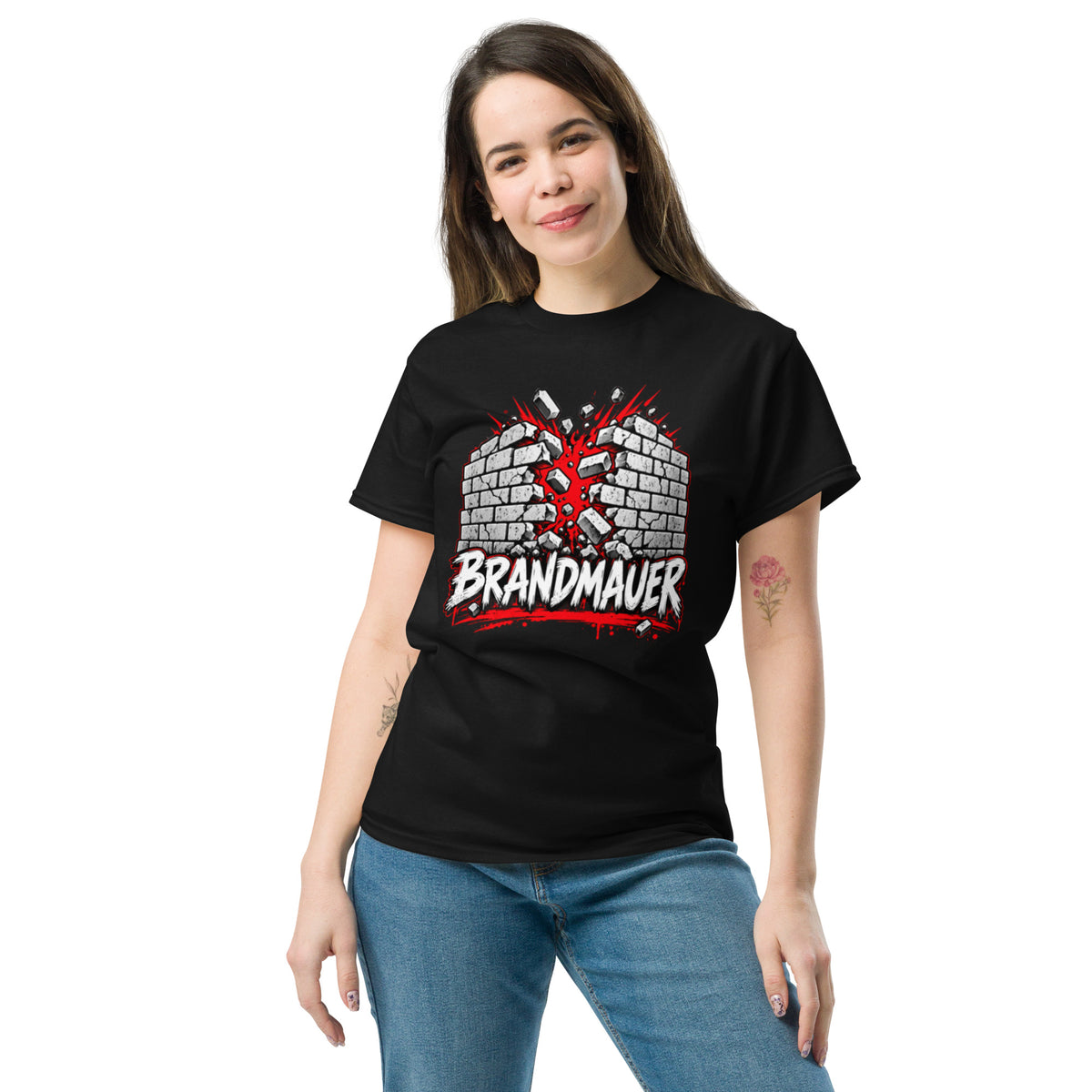 T-Shirt mit dem Schriftzug „BRANDMAUER“ und einem aufbrechenden Mauer-Motiv in Schwarz, Weiß und Rot