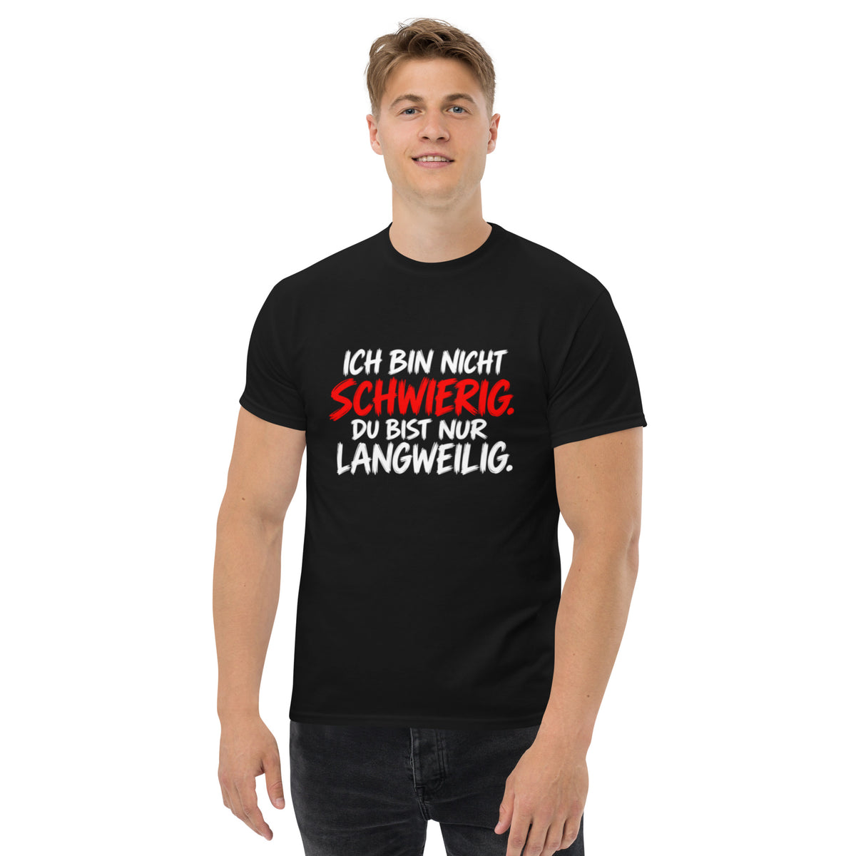 Lustiges schwarzes Sprüche T-Shirt mit dem Text „Ich bin nicht schwierig. Du bist nur langweilig.“ in weißer und roter Schrift.