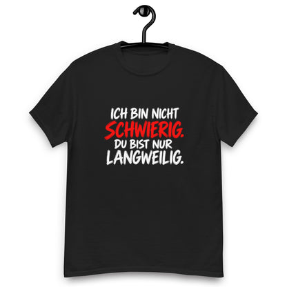 Lustiges schwarzes Sprüche T-Shirt mit dem Text „Ich bin nicht schwierig. Du bist nur langweilig.“ in weißer und roter Schrift.