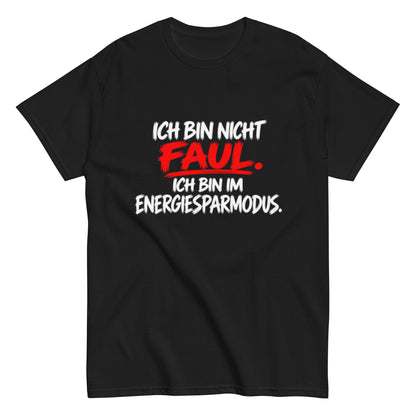 Lustiges T-Shirt mit dem Spruch „Ich bin nicht faul. Ich bin im Energiesparmodus.“ in schwarzer und roter Brush-Schrift auf weißem Hintergrund.