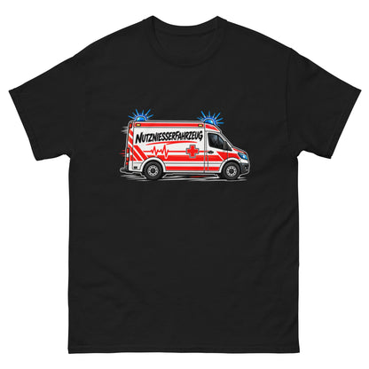 Lustiges T-Shirt mit Comic-Rettungswagen und dem satirischen Spruch „Nutzniesserfahrzeug“ in schwarzer Schrift mit roten Akzenten.