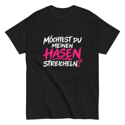 Lustiges T-Shirt mit dem frechen Spruch „Möchtest du meinen Hasen streicheln?“ in schwarzer und pinker Schrift.