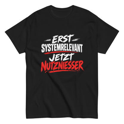 Schwarzes T-Shirt mit dem politischen Statement „Erst systemrelevant, jetzt Nutznießer“ in Weiß und Rot