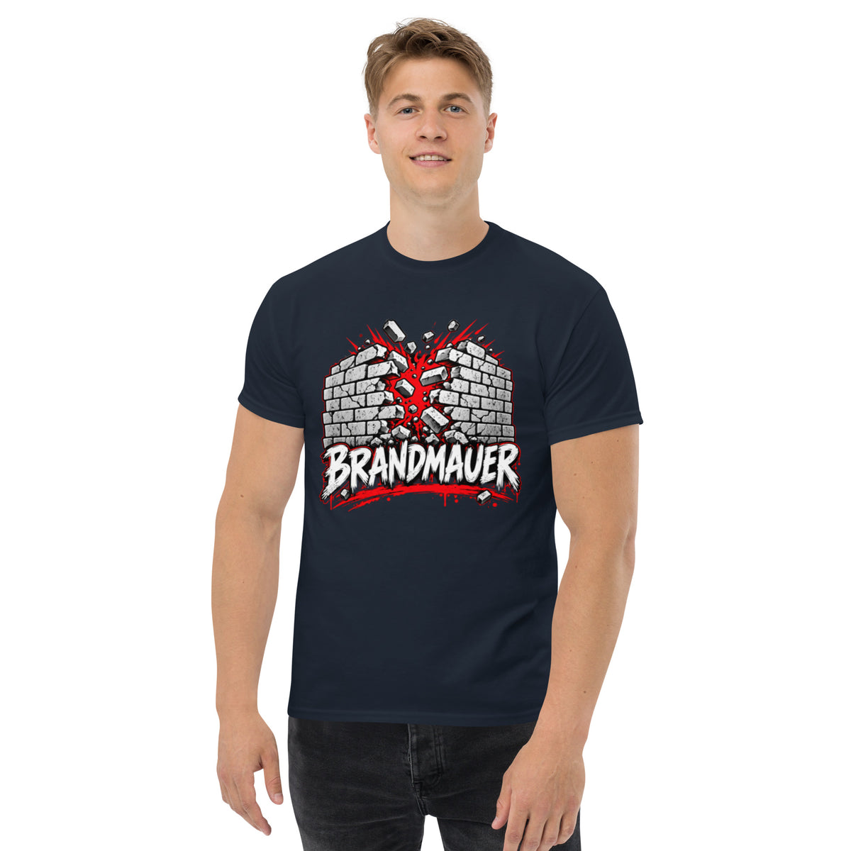 T-Shirt mit dem Schriftzug „BRANDMAUER“ und einem aufbrechenden Mauer-Motiv in Schwarz, Weiß und Rot