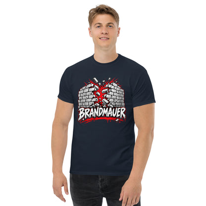 T-Shirt mit dem Schriftzug „BRANDMAUER“ und einem aufbrechenden Mauer-Motiv in Schwarz, Weiß und Rot