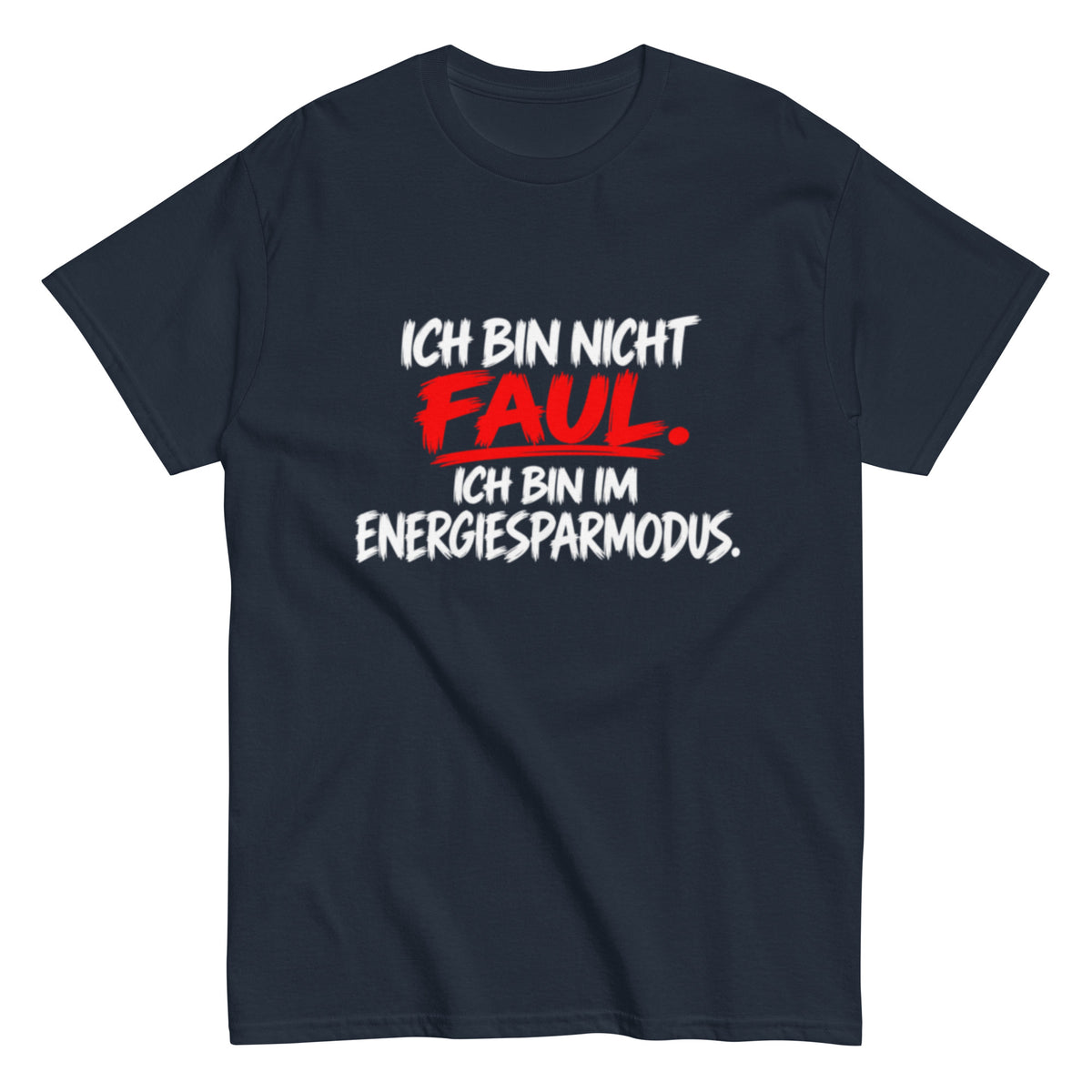 Lustiges T-Shirt mit dem Spruch „Ich bin nicht faul. Ich bin im Energiesparmodus.“ in schwarzer und roter Brush-Schrift auf weißem Hintergrund.