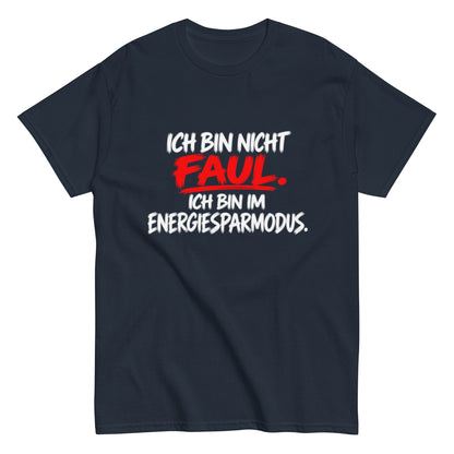 Lustiges T-Shirt mit dem Spruch „Ich bin nicht faul. Ich bin im Energiesparmodus.“ in schwarzer und roter Brush-Schrift auf weißem Hintergrund.
