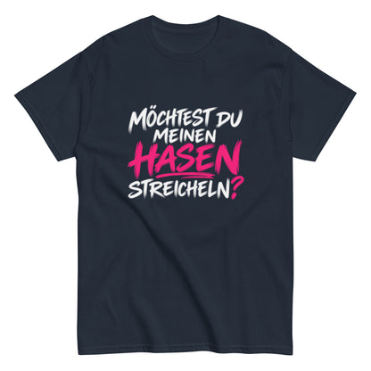 Lustiges T-Shirt mit dem frechen Spruch „Möchtest du meinen Hasen streicheln?“ in schwarzer und pinker Schrift.