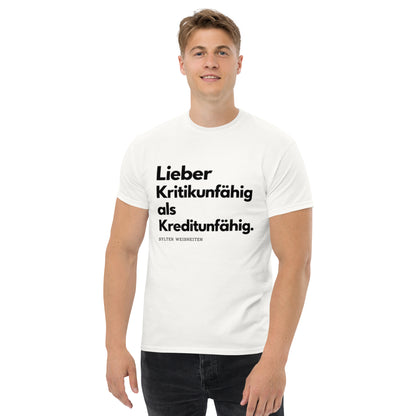 Schwarzes Statement T-Shirt mit dem Spruch Lieber Kritikunfähig als Kreditunfähig aus der Kollektion Sylter Weisheiten