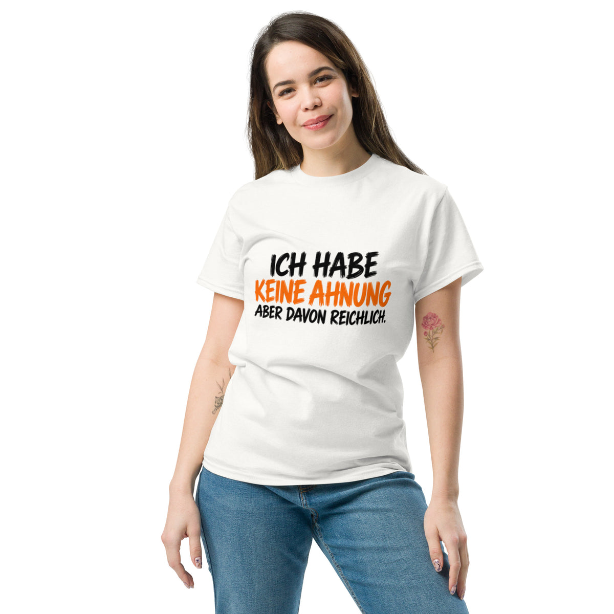 Lustiges T-Shirt mit dem Spruch „Ich habe keine Ahnung, aber davon reichlich.“ in weißer und gelber Schrift auf schwarzem Hintergrund.