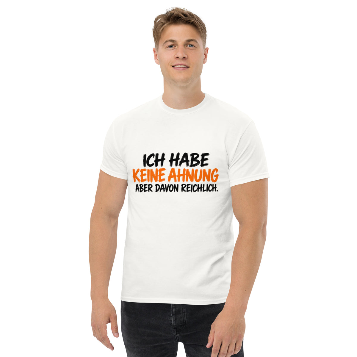 Lustiges T-Shirt mit dem Spruch „Ich habe keine Ahnung, aber davon reichlich.“ in weißer und gelber Schrift auf schwarzem Hintergrund.