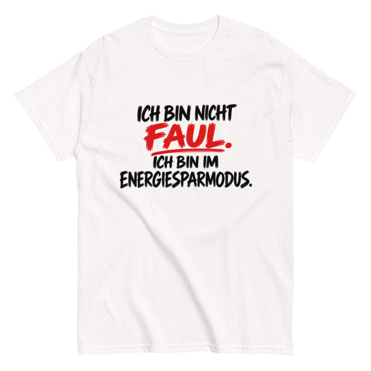 Lustiges T-Shirt mit dem Spruch „Ich bin nicht faul. Ich bin im Energiesparmodus.“ in schwarzer und roter Brush-Schrift auf weißem Hintergrund.