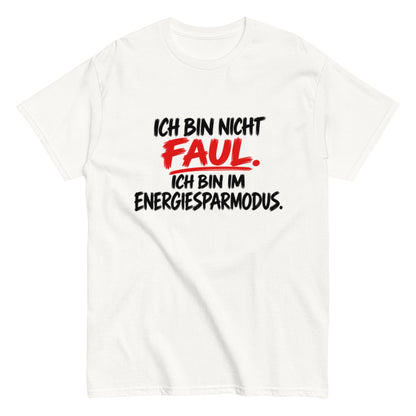 Lustiges T-Shirt mit dem Spruch „Ich bin nicht faul. Ich bin im Energiesparmodus.“ in schwarzer und roter Brush-Schrift auf weißem Hintergrund.