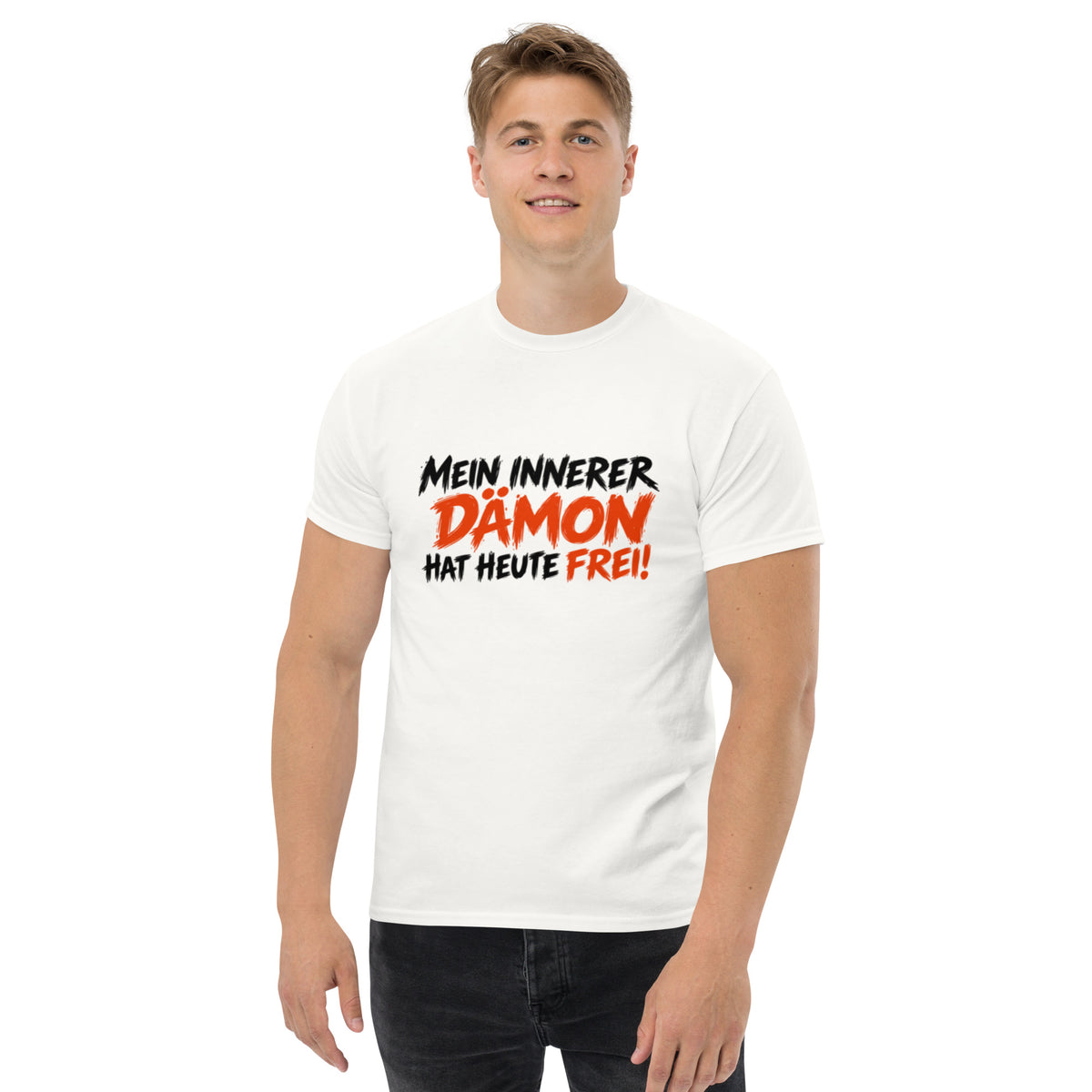 T-Shirt mit dem lustigen Spruch „Mein innerer Dämon hat heute frei!“ in schwarzer und orangefarbener Brush-Schrift.