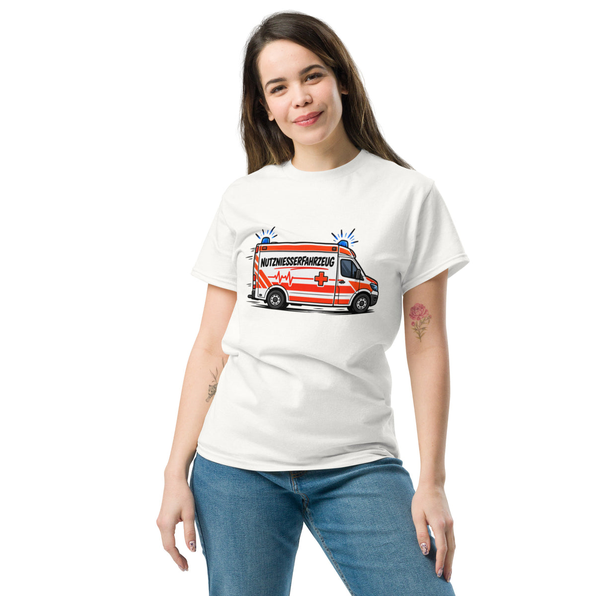Lustiges T-Shirt mit Comic-Rettungswagen und dem satirischen Spruch „Nutzniesserfahrzeug“ in schwarzer Schrift mit roten Akzenten.