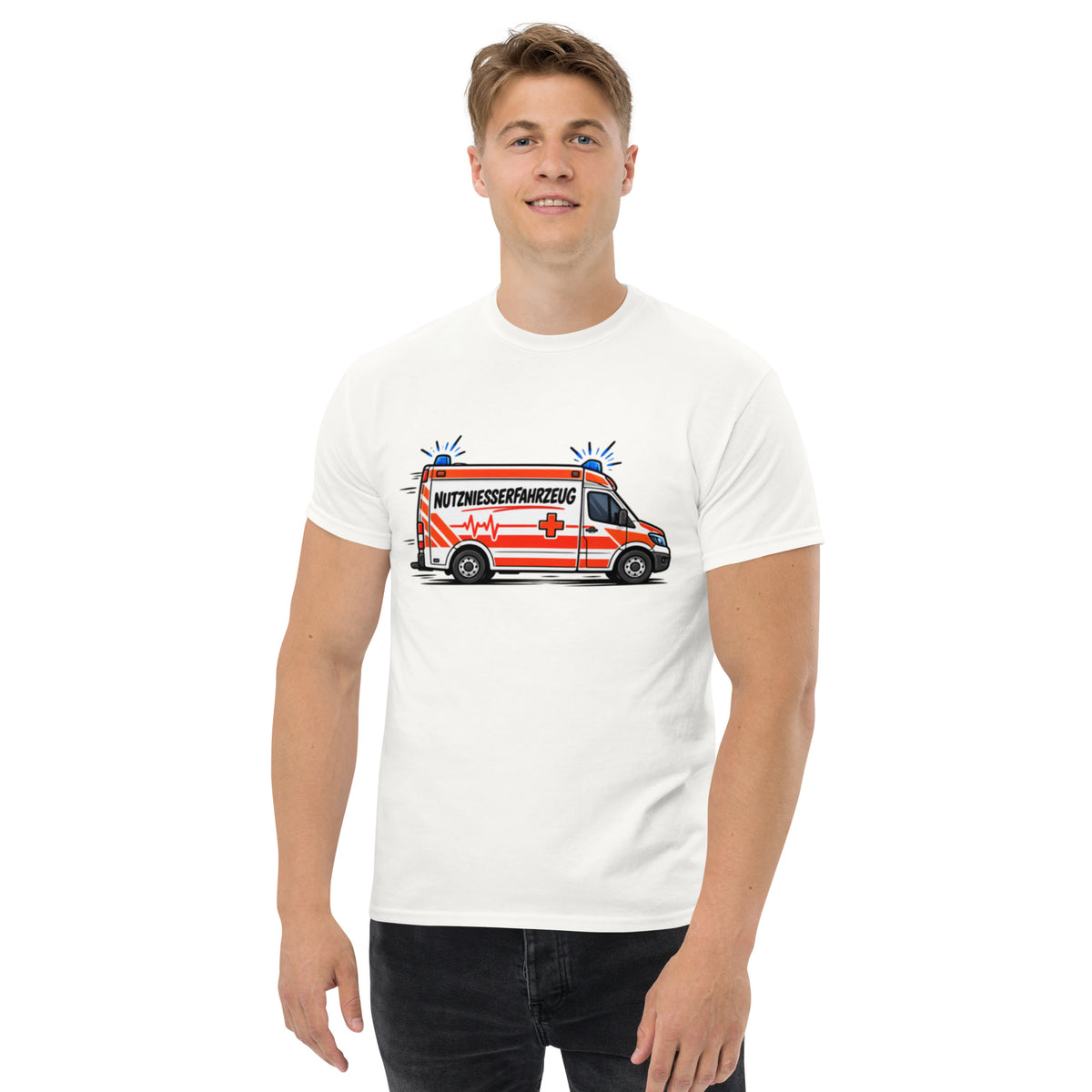 Lustiges T-Shirt mit Comic-Rettungswagen und dem satirischen Spruch „Nutzniesserfahrzeug“ in schwarzer Schrift mit roten Akzenten.
