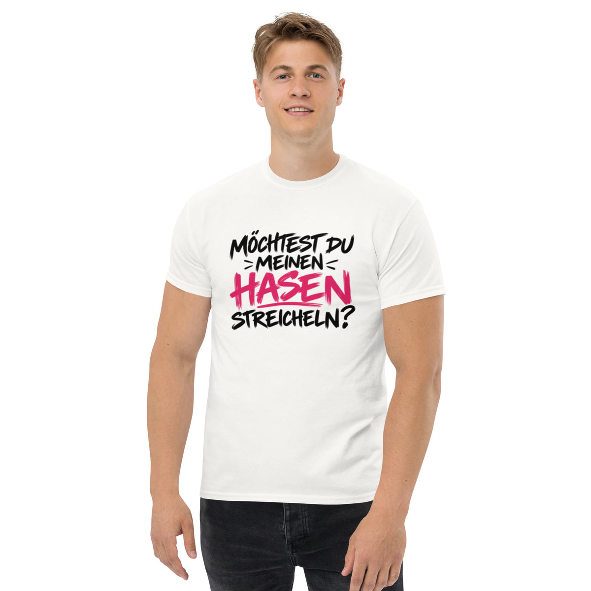 Lustiges T-Shirt mit dem frechen Spruch „Möchtest du meinen Hasen streicheln?“ in schwarzer und pinker Schrift.