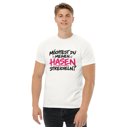 Lustiges T-Shirt mit dem frechen Spruch „Möchtest du meinen Hasen streicheln?“ in schwarzer und pinker Schrift.