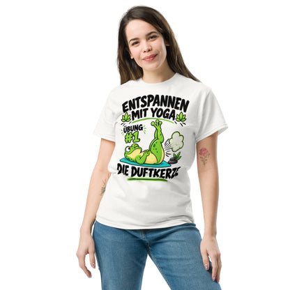 Lustiges Yoga-T-Shirt mit Frosch und dem Spruch „Entspannen mit Yoga – Übung #1: Die Duftkerze“.