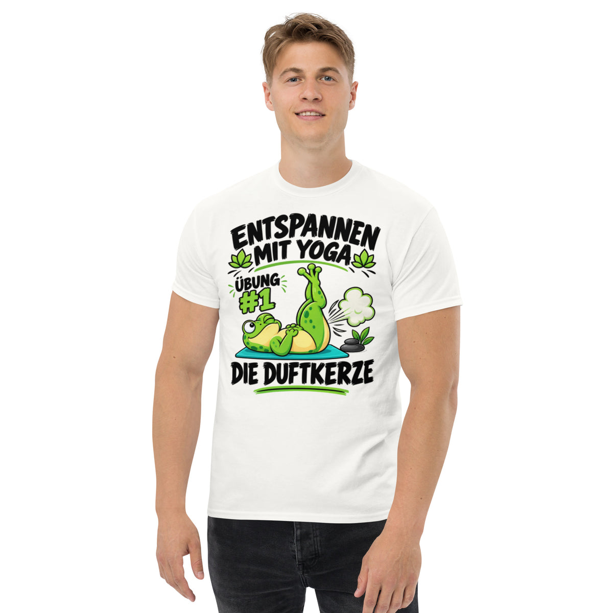 Lustiges Yoga-T-Shirt mit Frosch und dem Spruch „Entspannen mit Yoga – Übung #1: Die Duftkerze“.