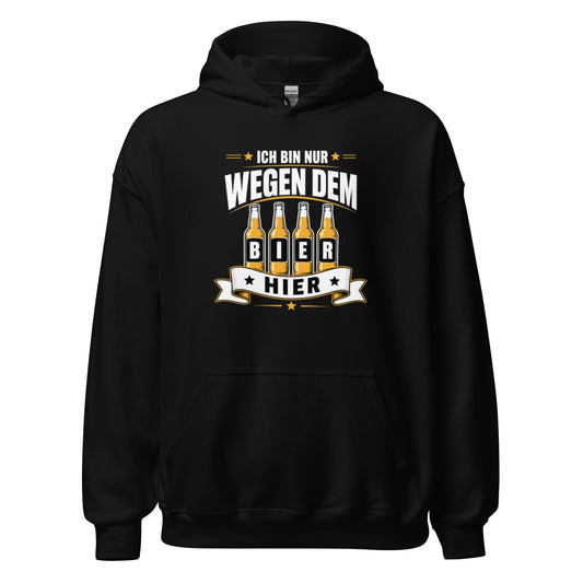 Lustiger Bier Hoodie mit dem Spruch Ich bin nur wegen dem Bier hier und vier Bierflaschen