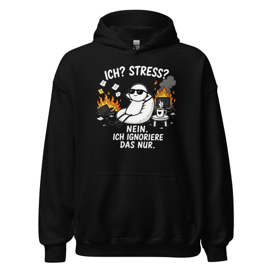 Lustiger Hoodie mit dem Spruch „Ich? Stress? Nein. Ich ignoriere das nur.“ mit entspannter Figur, Sonnenbrille und Kaffeetasse vor brennendem Büro-Chaos