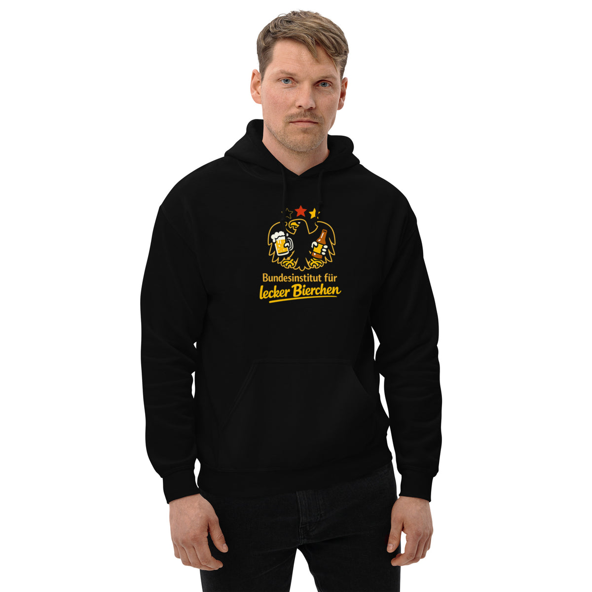Schwarzer Hoodie mit goldenem Adler, der ein Bier und eine Bierflasche hält, und dem Schriftzug Bundesinstitut für lecker Bierchen.