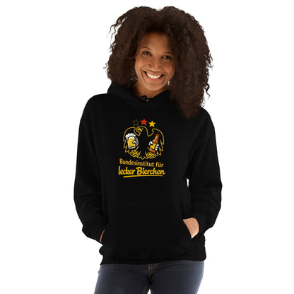 Schwarzer Hoodie mit goldenem Adler, der ein Bier und eine Bierflasche hält, und dem Schriftzug Bundesinstitut für lecker Bierchen.