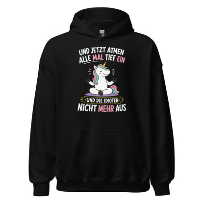 Weißer Hoodie mit buntem Einhorn beim Meditieren und dem lustigen Spruch „Und jetzt atmen alle mal tief ein und die Idioten nicht mehr aus“ in schwarzer und pinker Schrift.