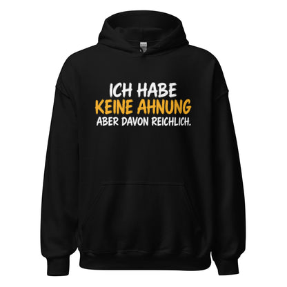 Schwarzer Hoodie mit dem lustigen Spruch „Ich habe keine Ahnung, aber davon reichlich.“ in weißer und gelber Schrift.