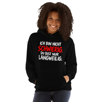 Schwarzer Hoodie mit dem Spruch „Ich bin nicht schwierig. Du bist nur langweilig.“ in weißer und roter Schrift auf der Vorderseite.
