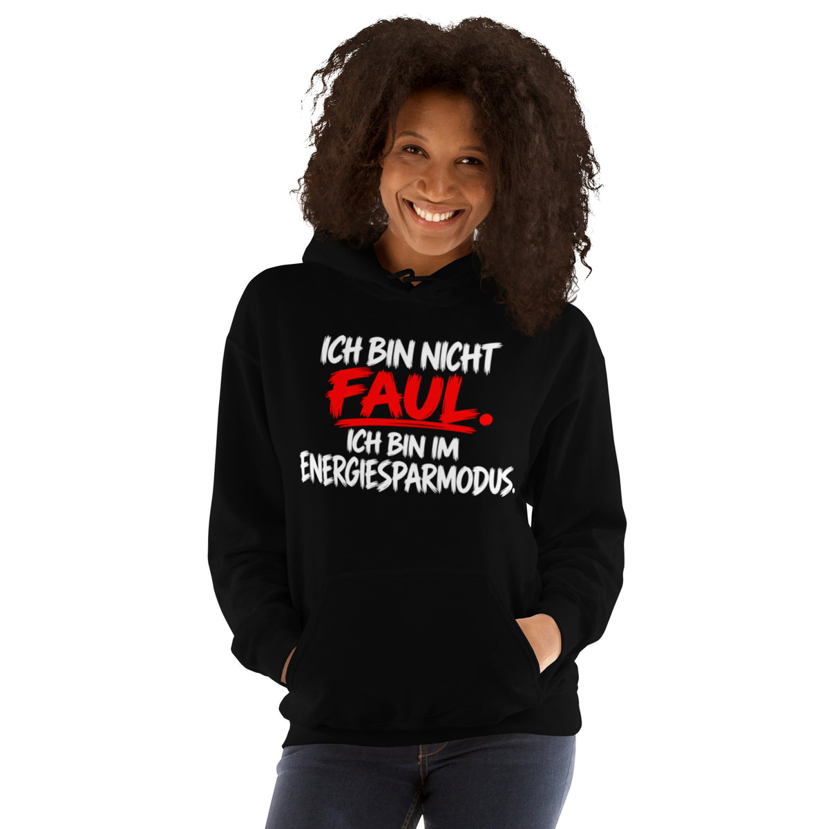 Schwarzer Hoodie mit dem lustigen Spruch „Ich bin nicht faul. Ich bin im Energiesparmodus.“ in weißer und roter Brush-Schrift.