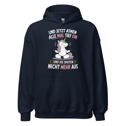 Weißer Hoodie mit buntem Einhorn beim Meditieren und dem lustigen Spruch „Und jetzt atmen alle mal tief ein und die Idioten nicht mehr aus“ in schwarzer und pinker Schrift.