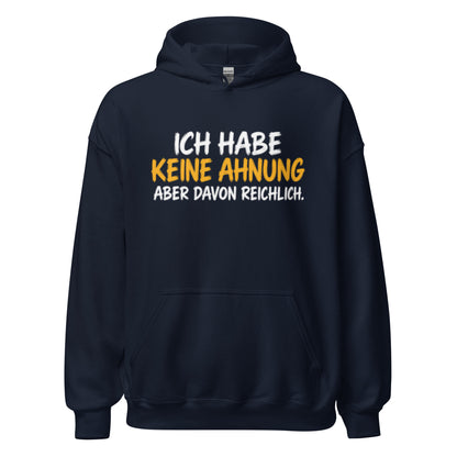 Schwarzer Hoodie mit dem lustigen Spruch „Ich habe keine Ahnung, aber davon reichlich.“ in weißer und gelber Schrift.
