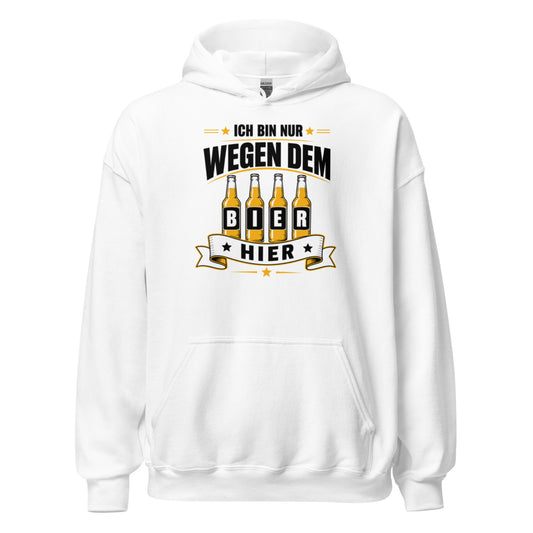 Lustiger Bier Hoodie mit dem Spruch Ich bin nur wegen dem Bier hier und vier Bierflaschen