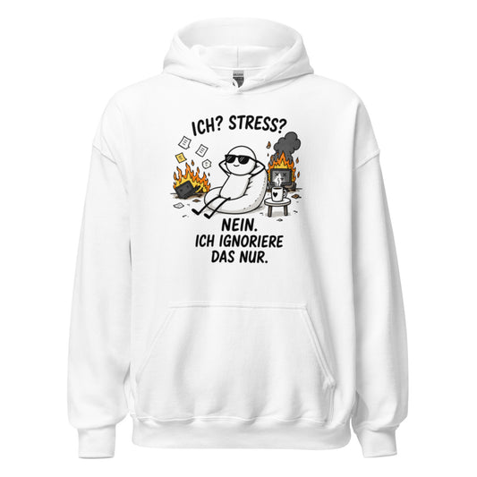 Lustiger Hoodie mit dem Spruch „Ich? Stress? Nein. Ich ignoriere das nur.“ mit entspannter Figur, Sonnenbrille und Kaffeetasse vor brennendem Büro-Chaos