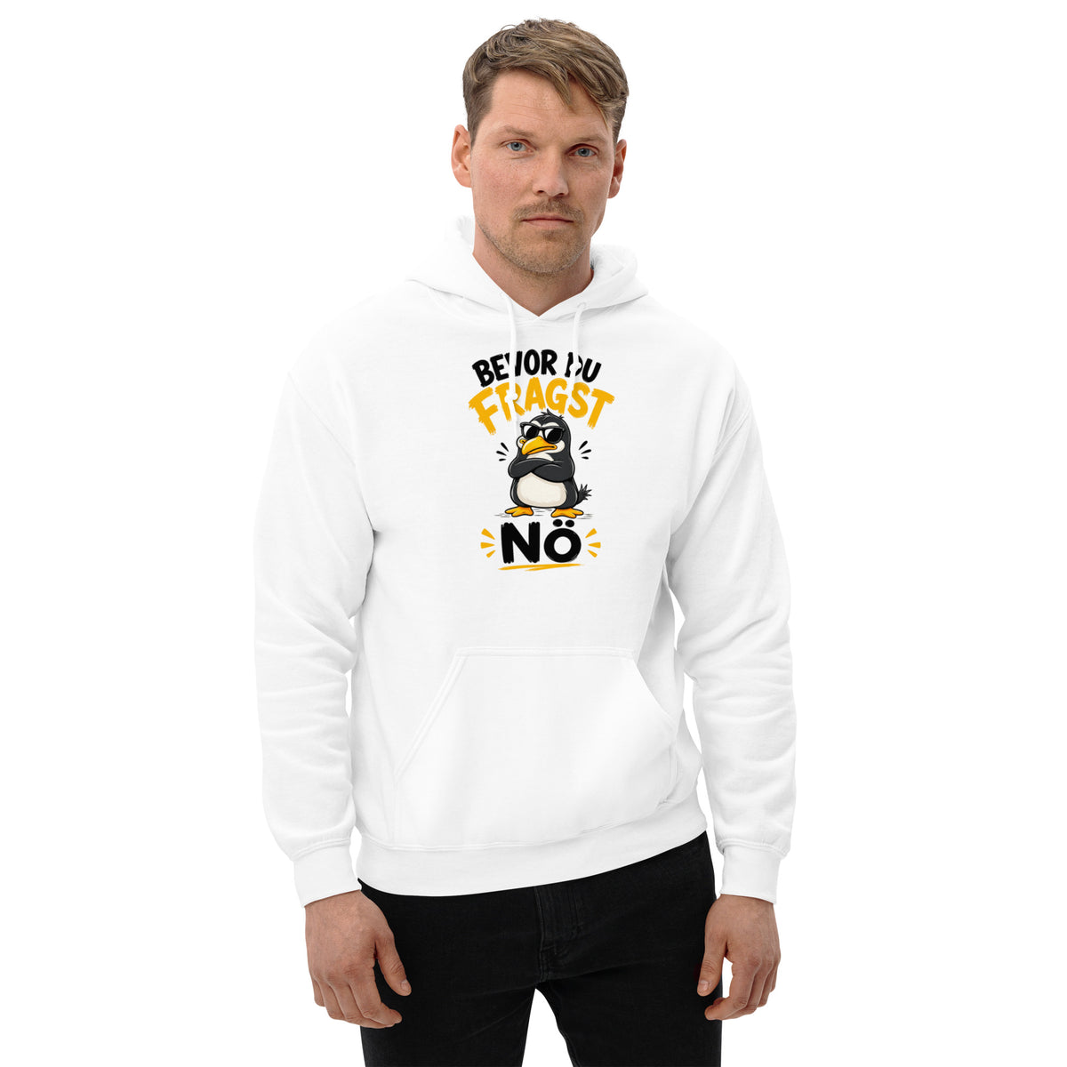 Weißer Hoodie mit einem coolen Pinguin mit Sonnenbrille und dem Schriftzug Bevor du fragst Nö in schwarzer und gelber Schrift.