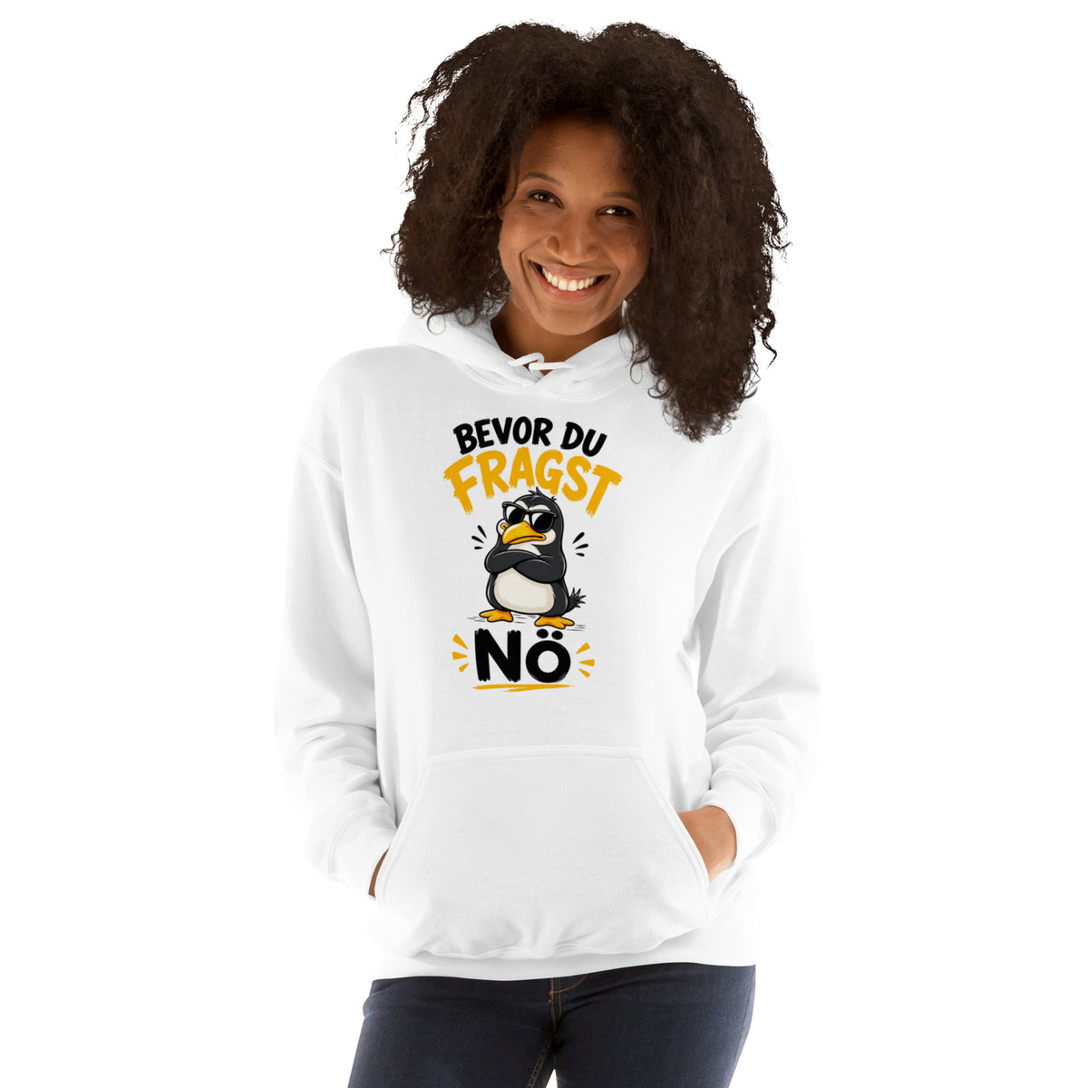 Weißer Hoodie mit einem coolen Pinguin mit Sonnenbrille und dem Schriftzug Bevor du fragst Nö in schwarzer und gelber Schrift.