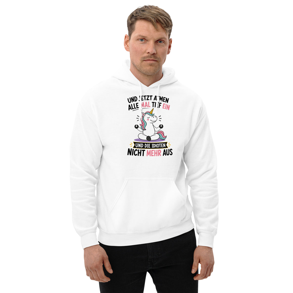 Weißer Hoodie mit buntem Einhorn beim Meditieren und dem lustigen Spruch „Und jetzt atmen alle mal tief ein und die Idioten nicht mehr aus“ in schwarzer und pinker Schrift.