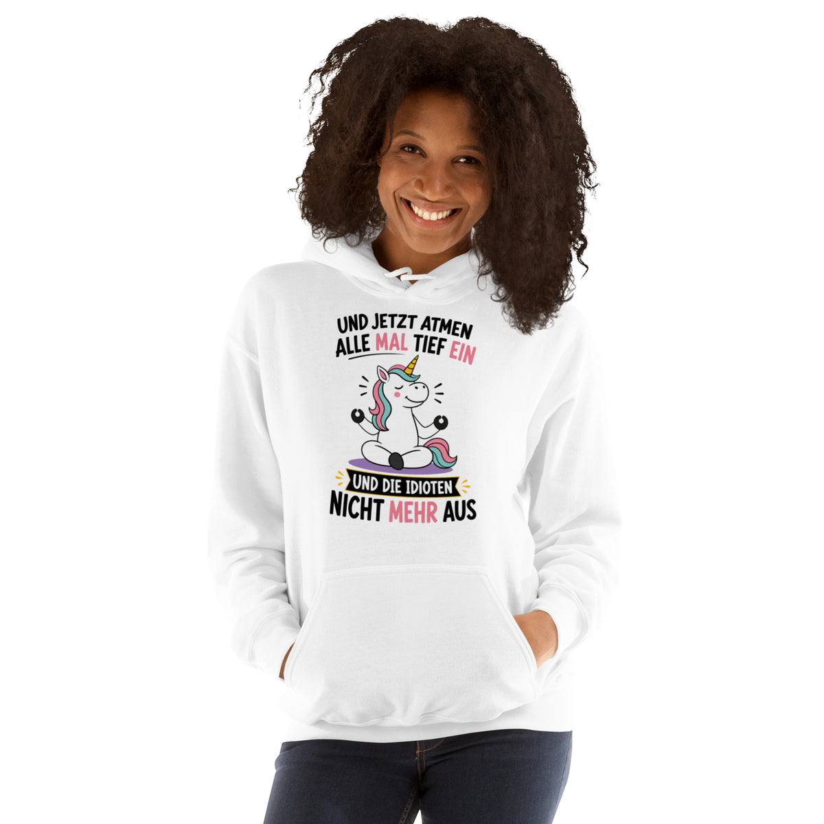 Weißer Hoodie mit buntem Einhorn beim Meditieren und dem lustigen Spruch „Und jetzt atmen alle mal tief ein und die Idioten nicht mehr aus“ in schwarzer und pinker Schrift.