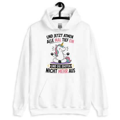 Weißer Hoodie mit buntem Einhorn beim Meditieren und dem lustigen Spruch „Und jetzt atmen alle mal tief ein und die Idioten nicht mehr aus“ in schwarzer und pinker Schrift.