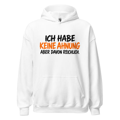 Schwarzer Hoodie mit dem lustigen Spruch „Ich habe keine Ahnung, aber davon reichlich.“ in weißer und gelber Schrift.