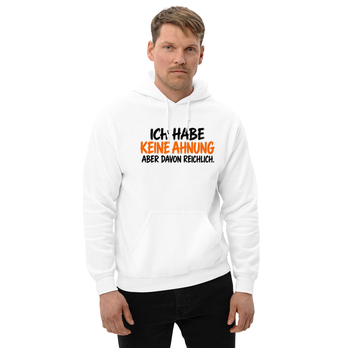 Schwarzer Hoodie mit dem lustigen Spruch „Ich habe keine Ahnung, aber davon reichlich.“ in weißer und gelber Schrift.