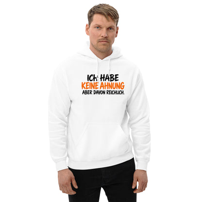 Schwarzer Hoodie mit dem lustigen Spruch „Ich habe keine Ahnung, aber davon reichlich.“ in weißer und gelber Schrift.