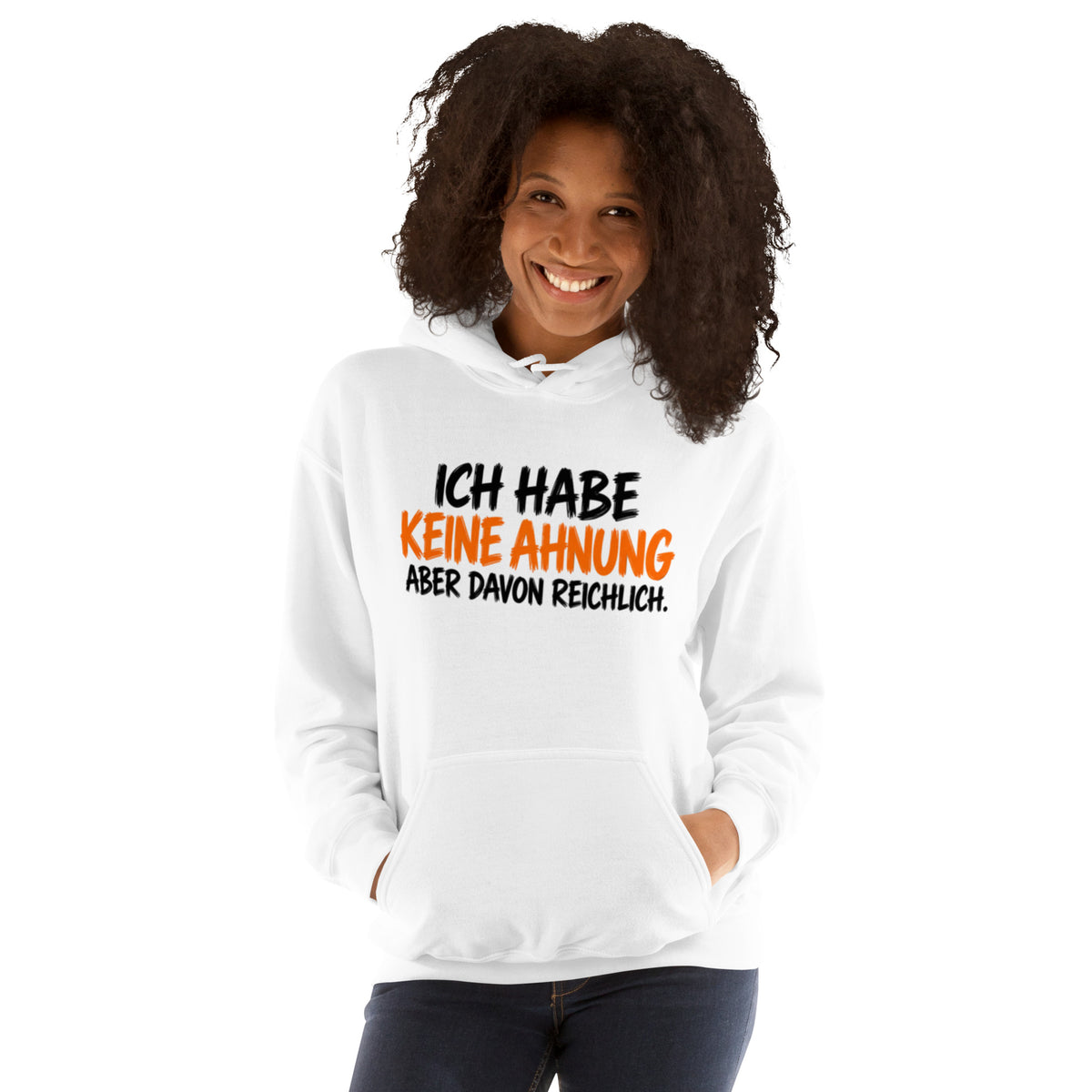 Schwarzer Hoodie mit dem lustigen Spruch „Ich habe keine Ahnung, aber davon reichlich.“ in weißer und gelber Schrift.